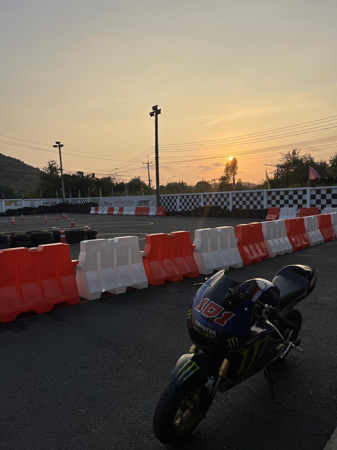 มินิเซอร์กิต EEST NJT ยามเย็น พร้อมแบริเออร์กันชนรอบสนามและรถมินิ GP / EEST NJT mini circuit at dusk with barrier walls and mini-GP bikes