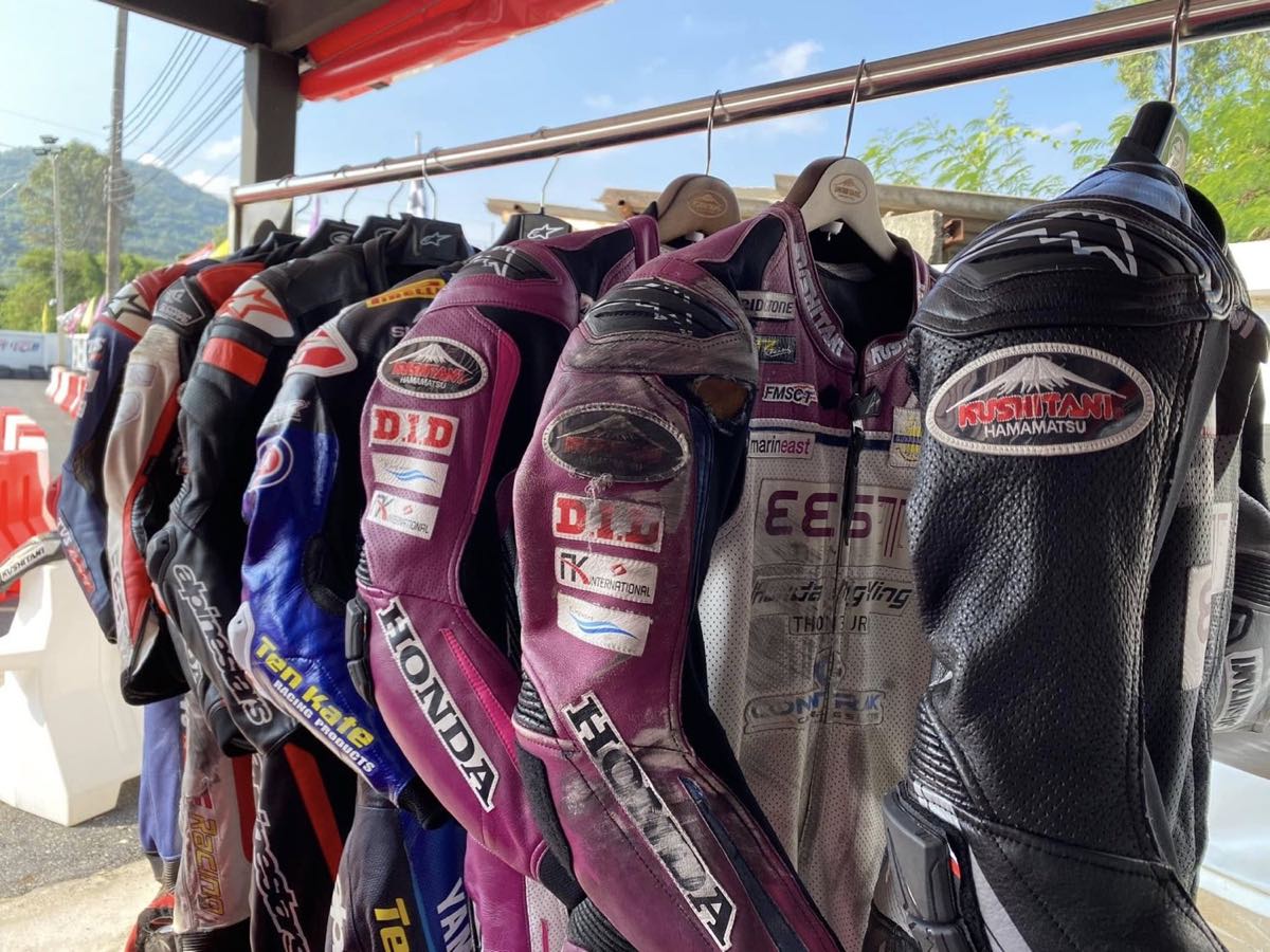 ชุดแข่งหนังและอุปกรณ์ป้องกันครบชุดที่เตรียมไว้ให้นักเรียนที่ EEST NJT / A full leather race suit and protective gear provided for students at EEST NJT