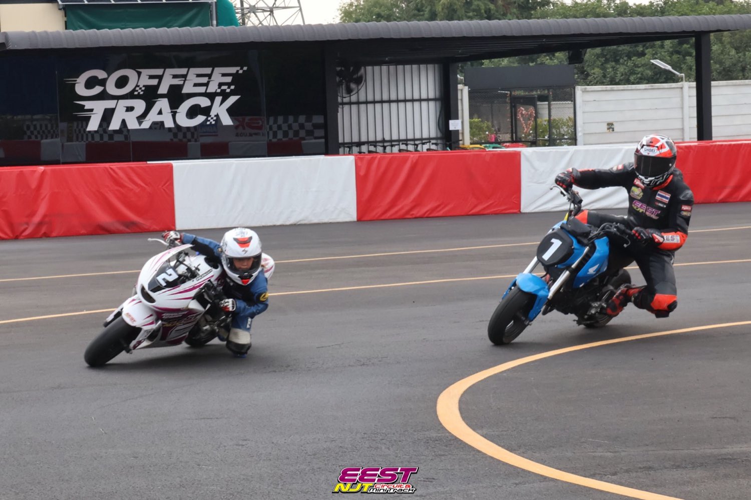นักบิดสองคนเข้าโค้งด้วยรถ 150cc ที่ EEST NJT / Two riders cornering on 150cc bikes at EEST NJT