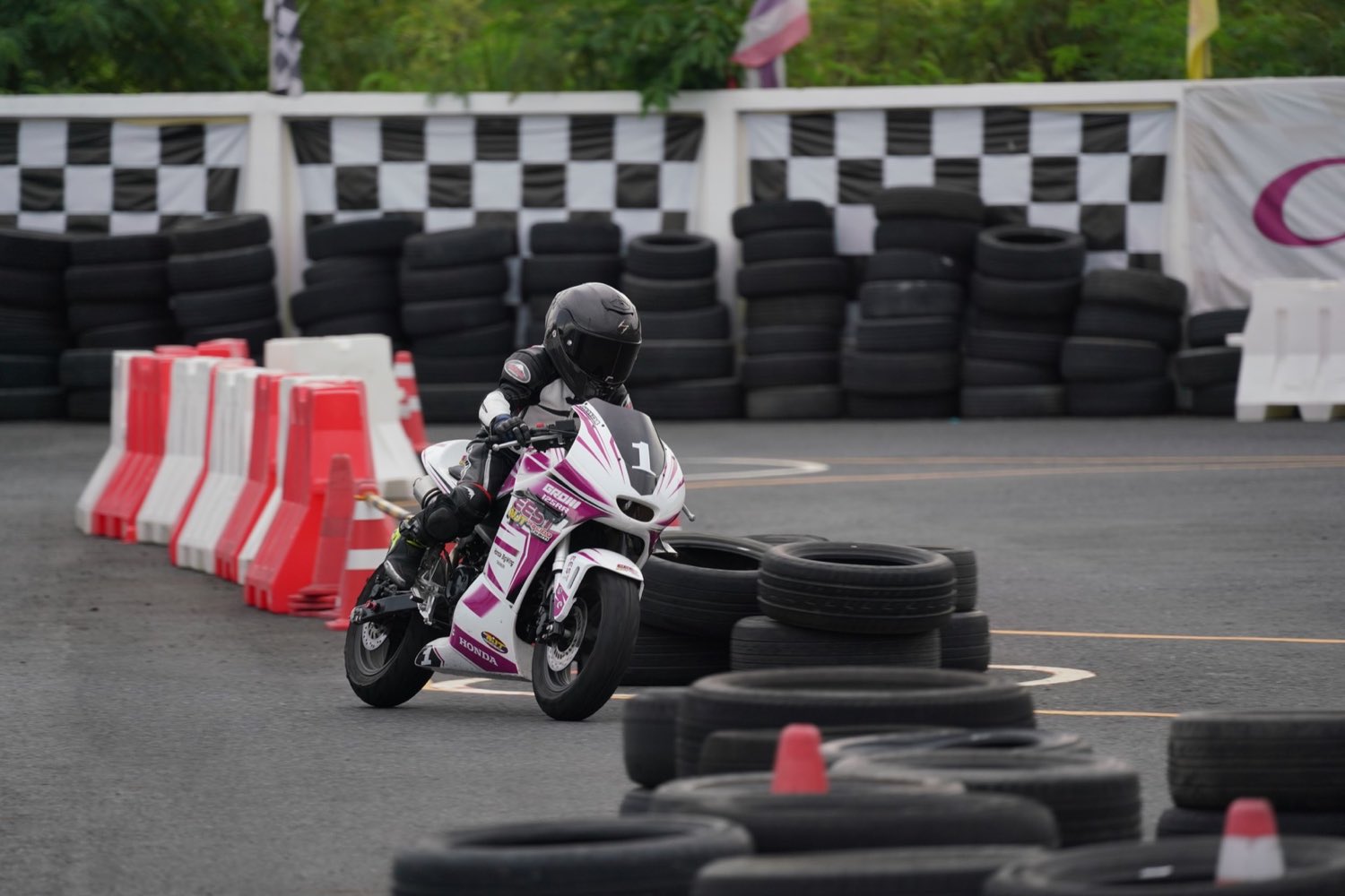 Video thumbnail: a rider practicing on the circuit