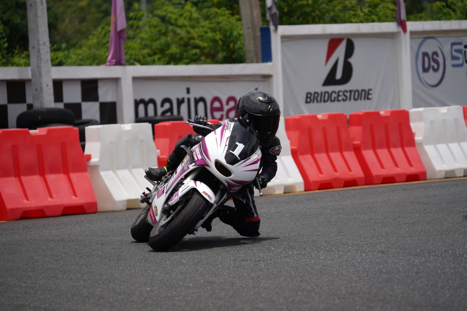 นักแข่งฝึกซ้อมต่อเนื่องในแพ็กเกจ 5 ครั้งที่ EEST NJT / A racer in continuous practice on the 5-session package at EEST NJT