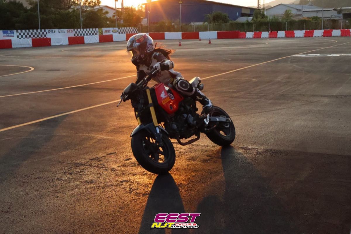นักแข่งเยาวชนหญิง EEST NJT / A young female EEST NJT racer