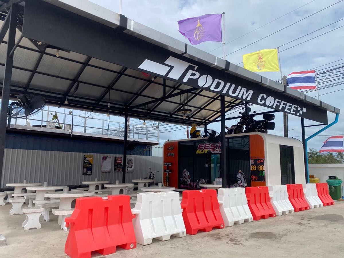 อาคารคาเฟ่ริมสนามในภาพปี 2023 ยังใช้ชื่อเดิม &ldquo;Podium Coffee&rdquo; ก่อนเปลี่ยนเป็น Coffee Track / The trackside cafe building photographed in 2023 under its former name, Podium Coffee, before the rebrand to Coffee Track
