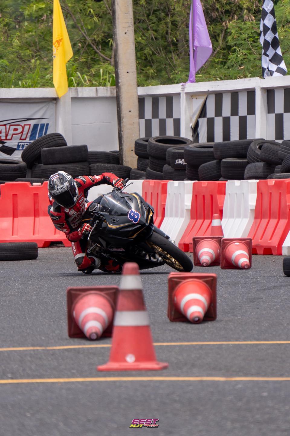 นักบิดเข้าโค้งด้วยซูเปอร์ไบค์ Honda ที่สนาม EEST NJT / Rider cornering on a Honda superbike at the EEST NJT track