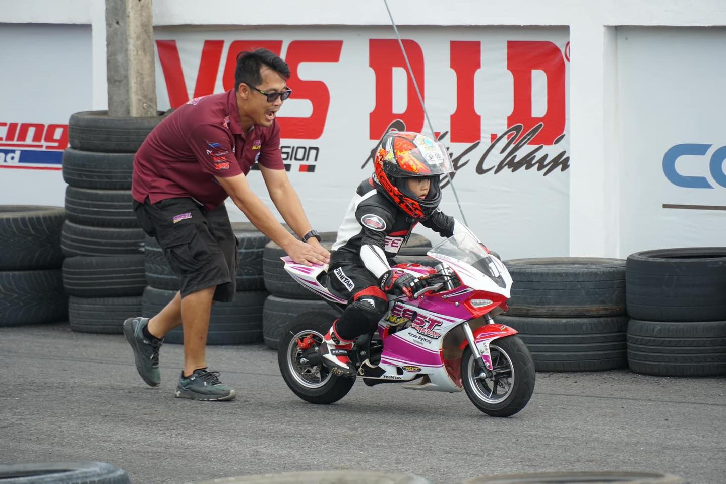 โค้ชสอนนักเรียนตัวน้อยขี่ Gufba 49cc ที่ EEST NJT / A coach guiding a young rider on a Gufba 49cc at EEST NJT