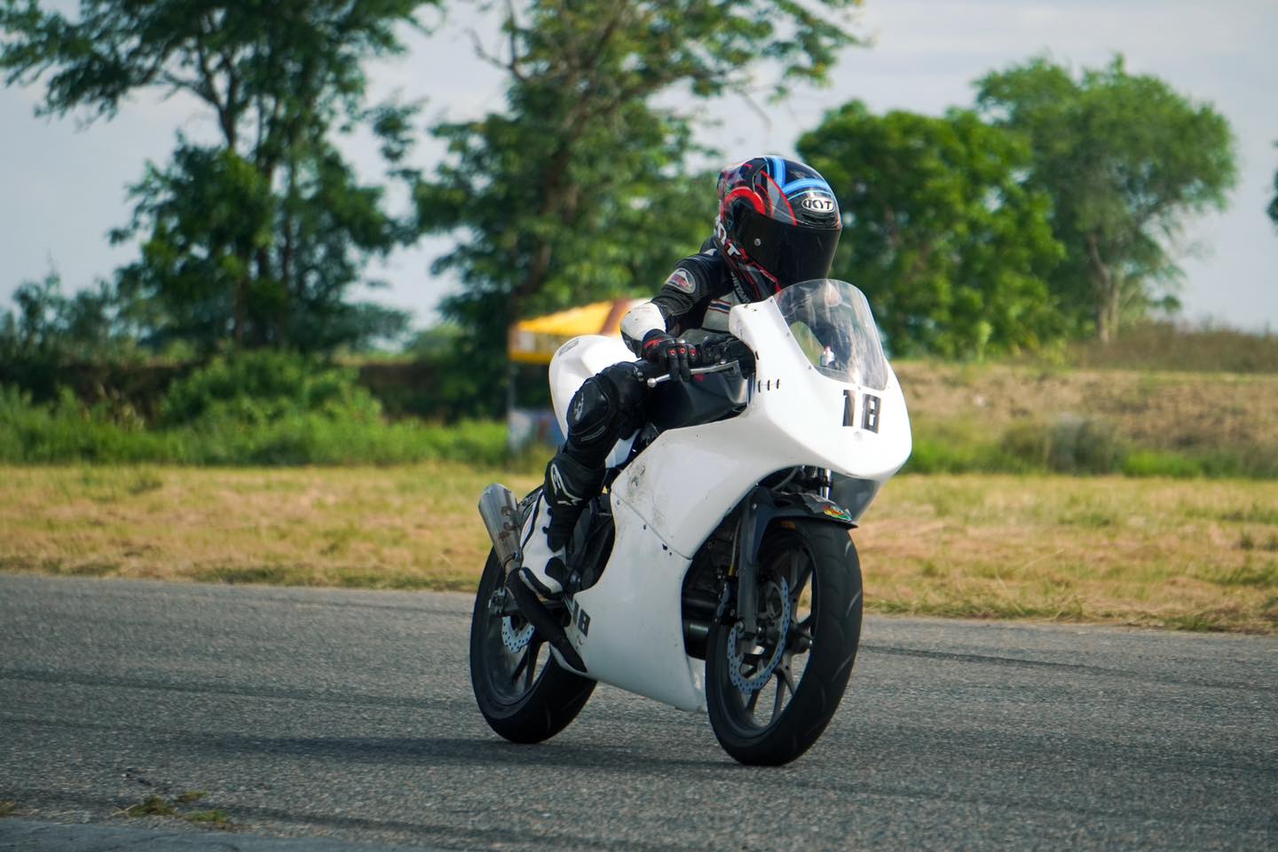 รถแข่ง EEST NJT บนสนามแข่ง / An EEST NJT race bike on the circuit