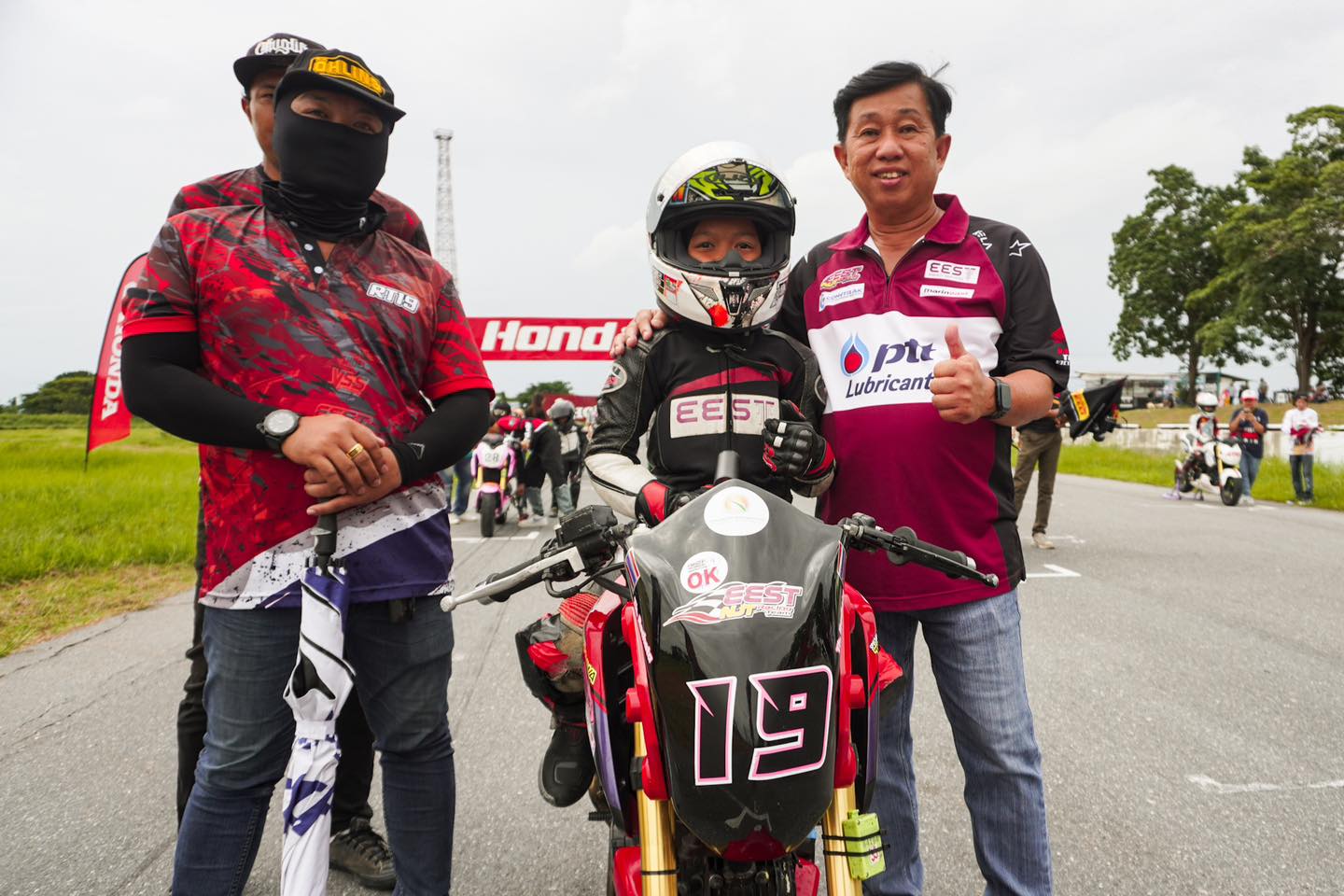 นักแข่ง EEST NJT บนสนามแข่งทางเรียบ / An EEST NJT racer on the road circuit