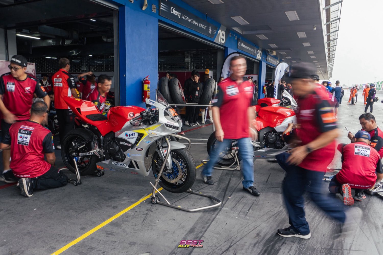 ทีมช่าง EEST NJT เตรียมรถแข่งในพิทเลน / EEST NJT mechanics preparing a race bike in the pit lane