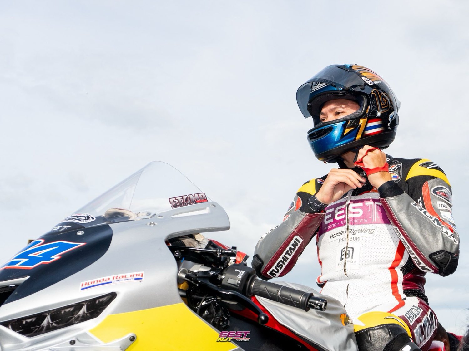 นักแข่ง EEST NJT สวมหมวกกันน็อคเตรียมพร้อมก่อนออกสตาร์ท / An EEST NJT racer putting on a helmet before the start