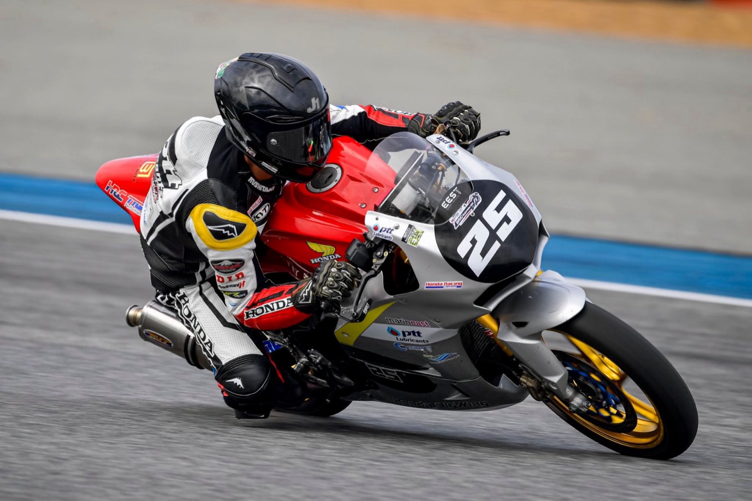 นักแข่ง EEST NJT หมายเลข 25 พารถเข้าโค้งบนสนามทางเรียบ / EEST NJT racer #25 taking a corner on the road circuit