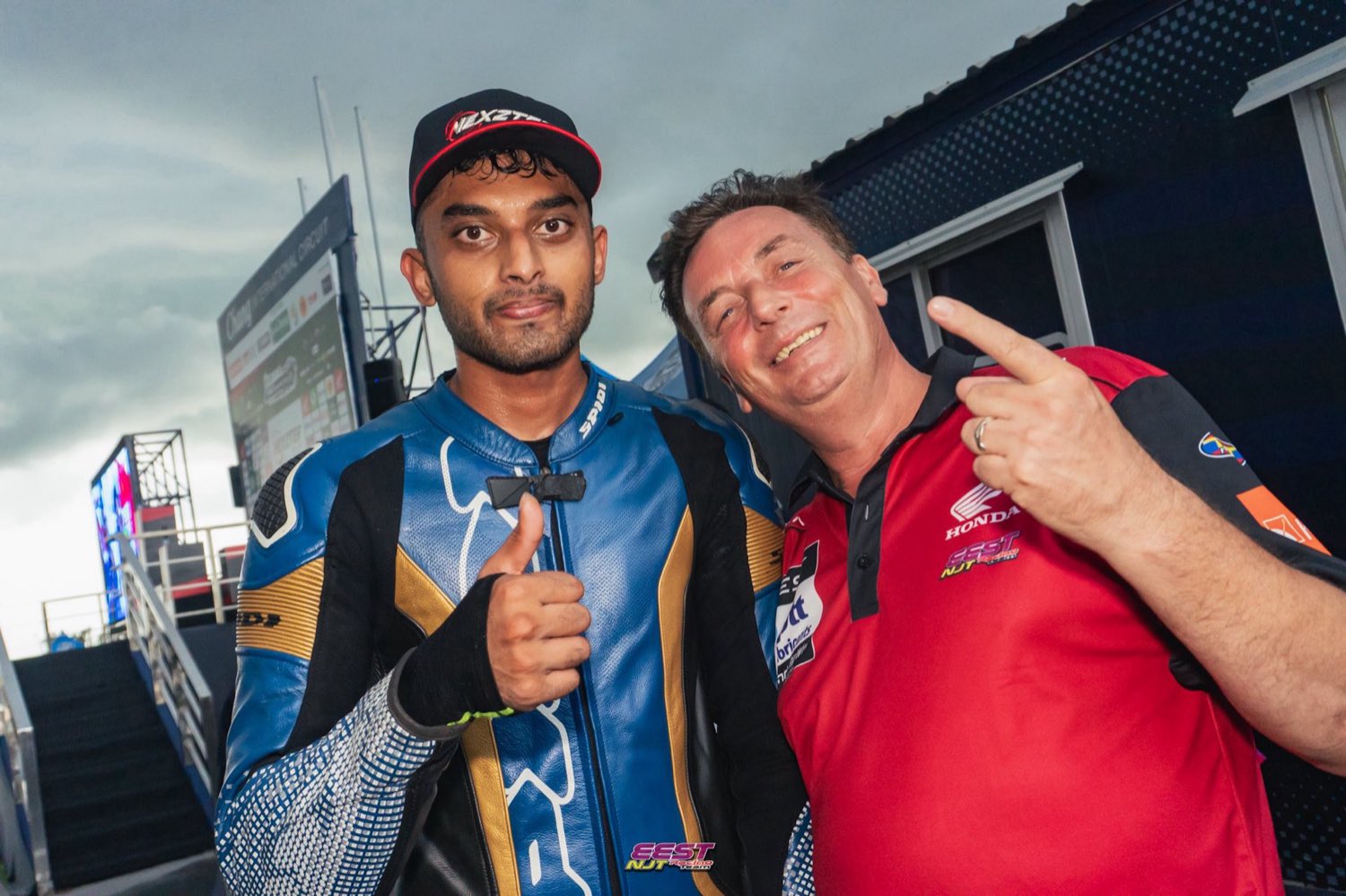 K'Bob ร่วมยินดีกับนักแข่ง EEST NJT ข้างสนามแข่ง / K'Bob congratulating an EEST NJT racer beside the track