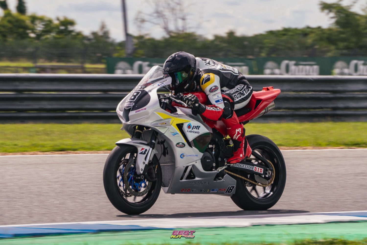 นักแข่ง EEST NJT ทำความเร็วบนทางตรงของสนามแข่ง / An EEST NJT racer at speed on the main straight