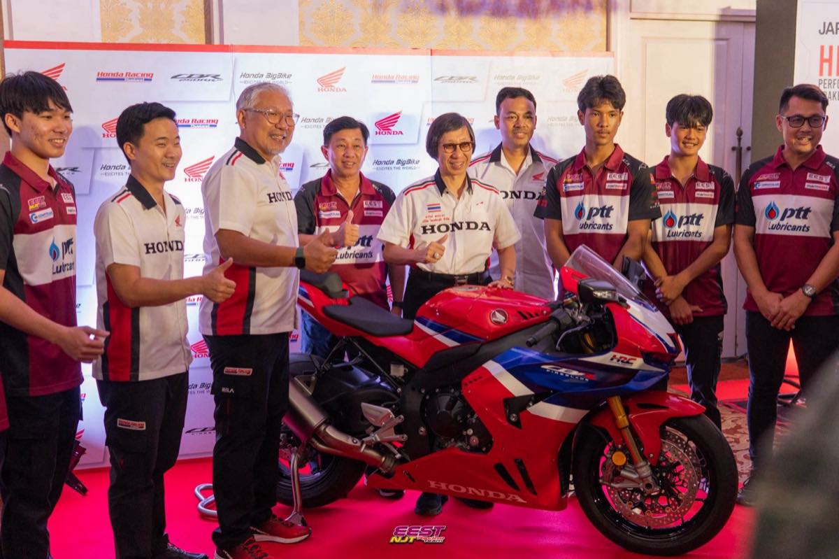 ทีม EEST NJT PTT Lubricants ในงานกิจกรรมร่วมกับ Honda Racing Thailand / The EEST NJT PTT Lubricants team at a Honda Racing Thailand event