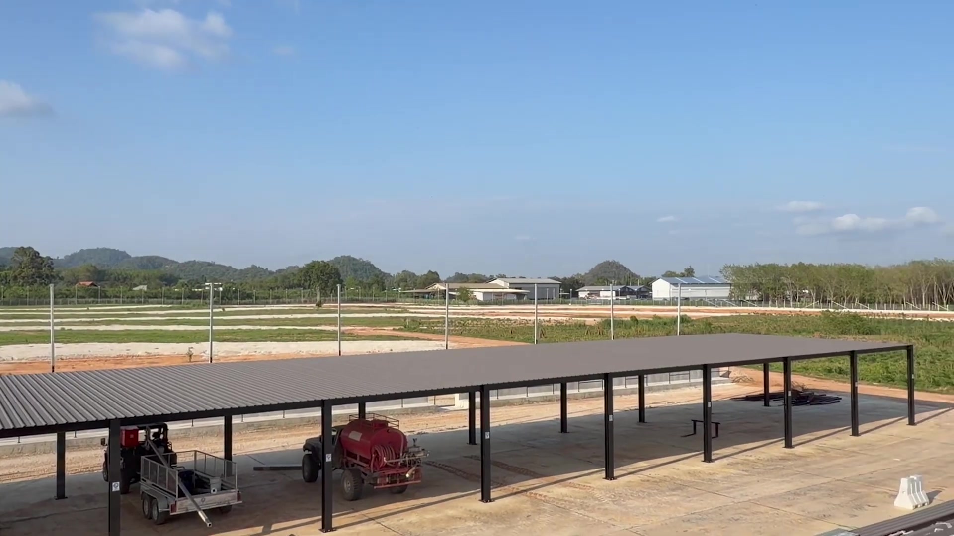 มุมมองอีกด้านของไซต์ก่อสร้าง EEST&nbsp;Circuit — โรงจอดรถบักกี้ พื้นที่ปรับหน้าดิน และอาคารโดยรอบ / Another angle of the EEST&nbsp;Circuit build site — the buggy shed, graded ground and surrounding buildings